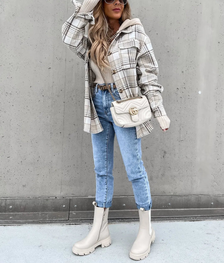 Pauline Laurent | Street Style Veste à carreaux chic avec capuche